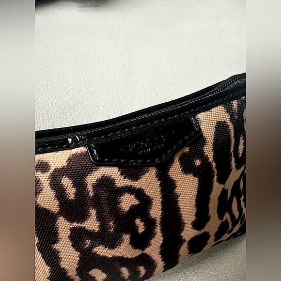 Authentic Coach Corner Zip Wristlet | *Never Been Used* | - Picture 4 of 4